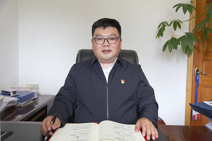 蒋玺书记办公照片小.jpg