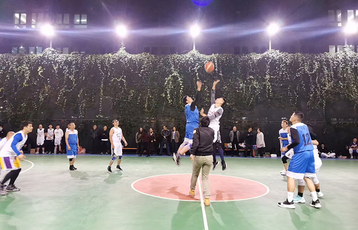 xiao 公司积极组织人员参加联谊篮球友谊赛开球瞬间.jpg