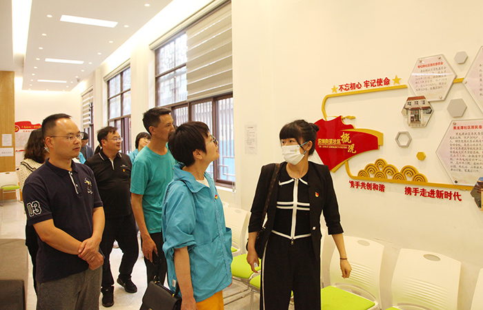 参观党群工作 小.jpg